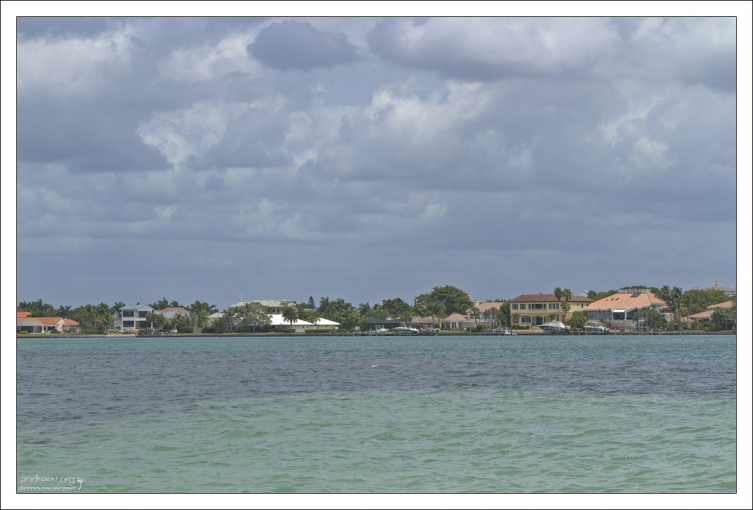 Дорогие виллы возле острова Otter Key.