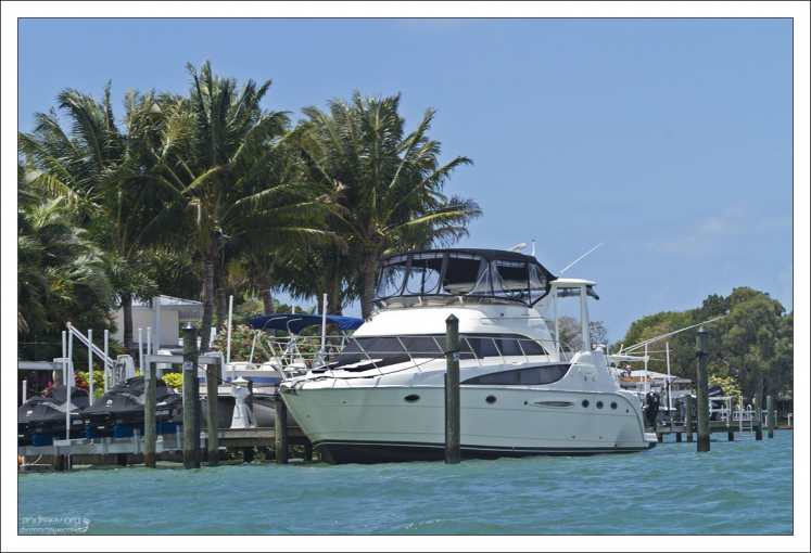 Яхта возле Otter Key.