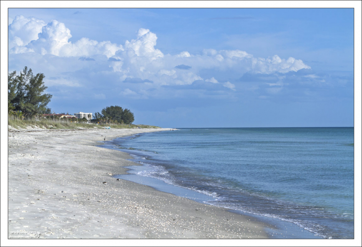 Длинные пляжи, один за другим, на острове Longboat Key.