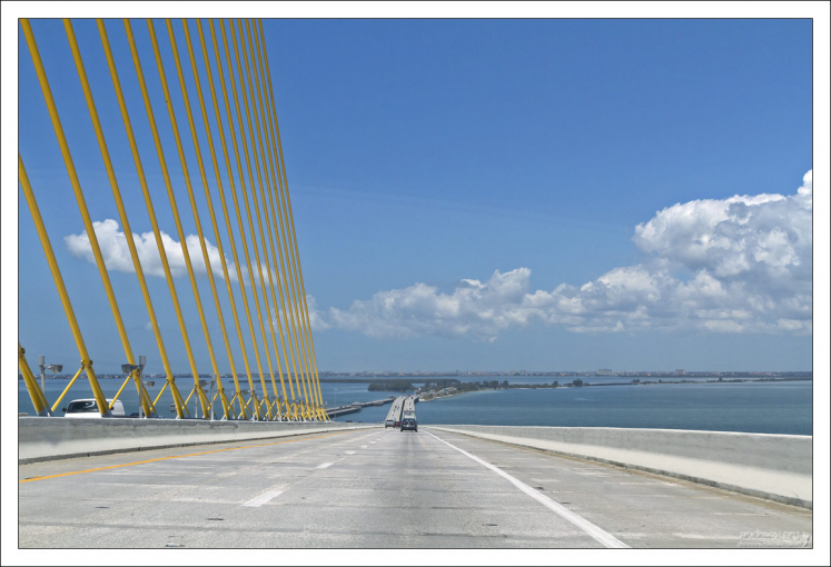 Общая длина моста Sunshine Skyway Bridge 6,6 км.