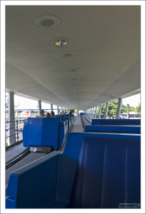 Tomorrowland Transit Authority PeopleMover - открытые автоматические трамвайи, с помощью которых можно передвигаться по парку.