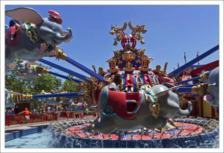 Карусель "Думбо - летающий слон" ("Dumbo the Flying Elephant").