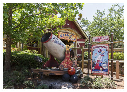 Антураж роллеркостера The Barnstormer.