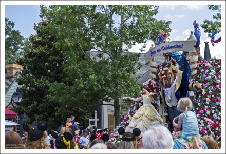 Красавица и Чудовище во время ежедневного парада.