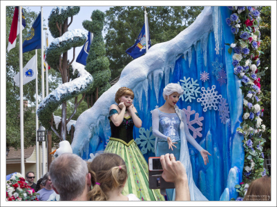 Актрисы в ролях Анны и Эльзы из полнометражного диснеевского мультфильма "Холодное сердце" ("Frozen").