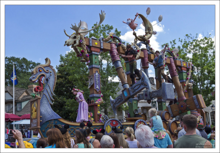 Peter Pan и Wendy на летающем пиратском корабле.