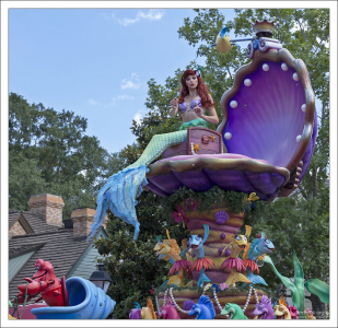 Русалочка Ариэль с вилкой вместо расчески.