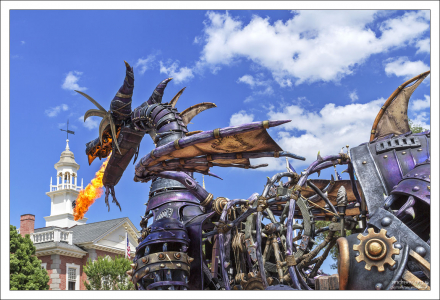 Настоящий огнедышащий дракон на параде в парке Magic Kingdom. В мае 2018 года поджег сам себя, и только недавно вернулся в строй.