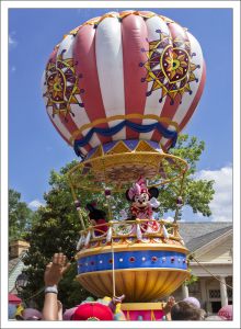 Мистер и Миссис Микки-Маус на воздушном шаре.