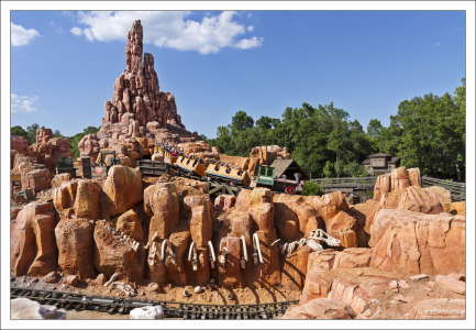 Роллер-костер Big Thunder Mountain Railroad по Дикому Западу.