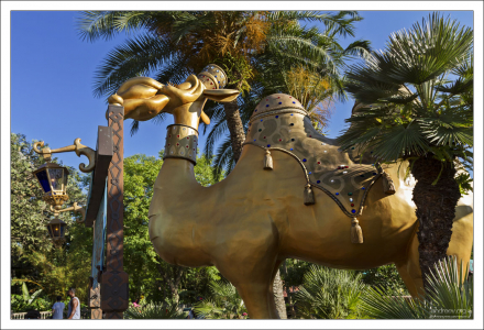 Антураж аттракциона The Magic Carpets of Aladdin.