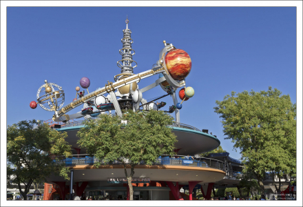 Аттракцион Astro Orbiter. Несмотря на внушительный вид, доступен даже для самых маленьких.