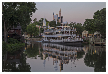 По парку можно совершить небольшой круиз на пароходе Liberty Square Riverboat.