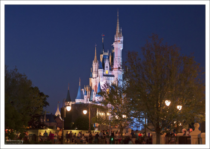 Замок Золушки вечером.