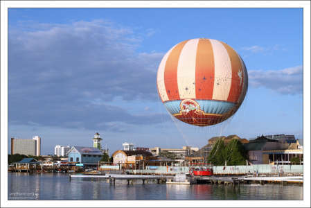 Aerophile - огромный гелевый воздушный шар в районе Disney Springs (ранее известном как Downtown Disney).
