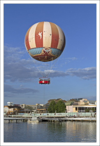 Гелевый воздушный шар поднимает гостей на высоту 120 метров. Билет $20.