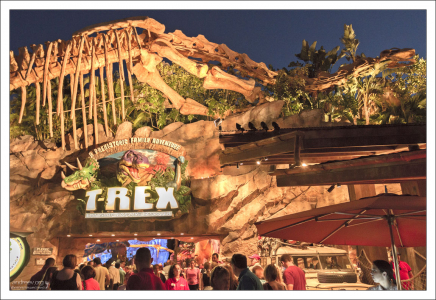Ресторан T-rex - ужин среди динозавров. Они двигаются и рычат :)