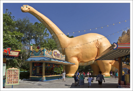 На входе перед аттракционом DINOSAUR - одним из лучших в парке.