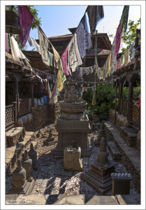 Expedition Everest выдержан в гималайской теме.