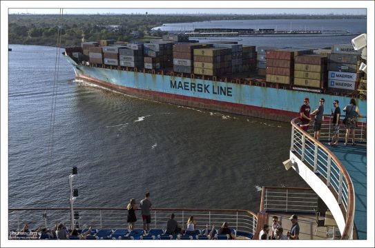 Почти полностью автоматизированный контейнеровоз.