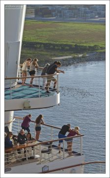 Туристы ждут отправления "Карибской Принцессы".