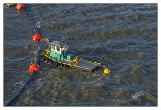 Небольшой кораблик-уборщик.
