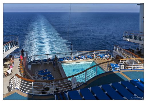 На судне расположено пять бассейнов.