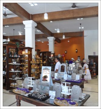 В одном из портовых магазинов на Косумеле.