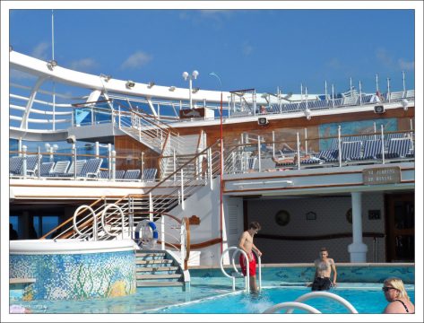 Один из бассейнов посреди корабля.