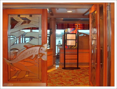 На входе в кафе "Caribe".