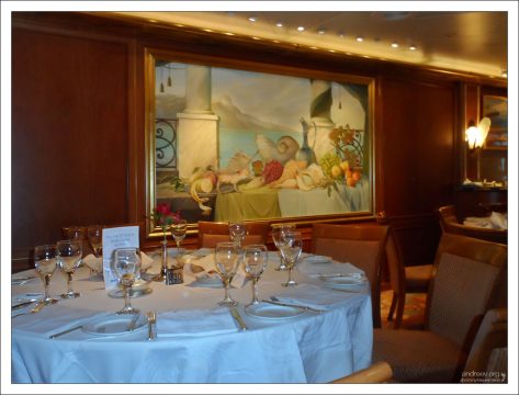 Один из двух обеденных залов.