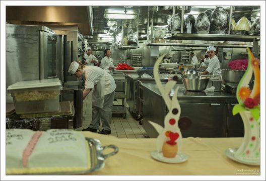 По технике безопасности на кухне нет открытого пламени.