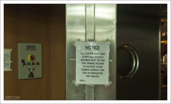 Мемо о том, чтобы кухонный персонал не ходил в свои каюты через обеденные залы, а использовал секретные альтернативные пути.