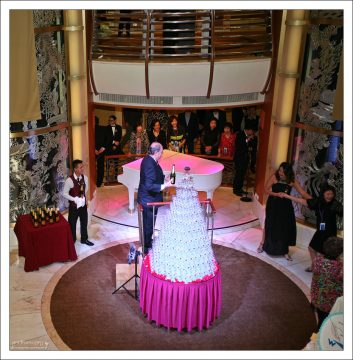 Традиционное разливание шампанского по пирамидально установленным бокалам.