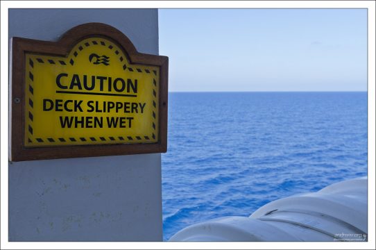Предупреждение о скользкой палубе.