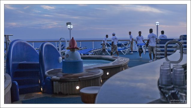 Персонал убирает лежаки с палуб.