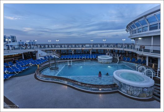 Вечером в бассейнах почти никого нет.