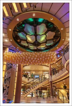 Сотни золотых воздушных шариков в главном холле под потолком.