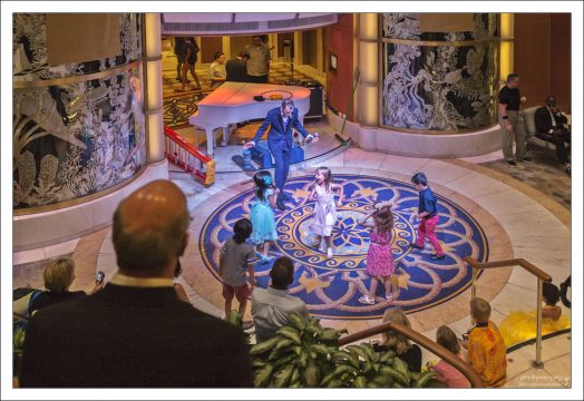 Саша зажигает на танцполе в центре корабля.