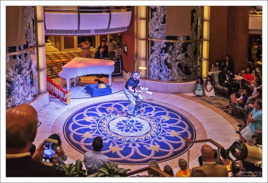 Выступление фокусника.