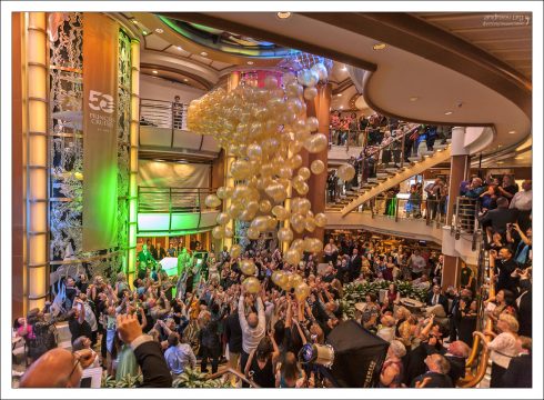 Водопад из золотых шаров.