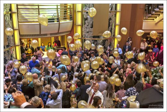 Каждому досталось по золотому шарику.