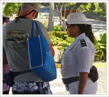 Секьюрити в порту в белоснежной форме.