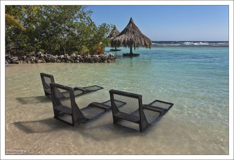 Первое, что делают посетители, попавшие на остров – скидывают сандалии и шлепанцы.