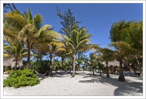 Островком владеет компания с одноименным названием, которая старается создать экологически чистое место для отдыха, с погружением в национальную культуру и историю.