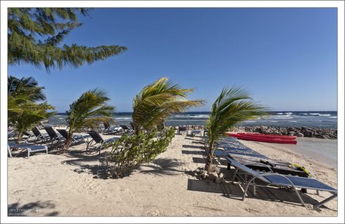 Электричество на острове получают от ветрогенератора, воду собирают дождевую, канализация замкнутая (Piranha) с нулевым сбросом в море.