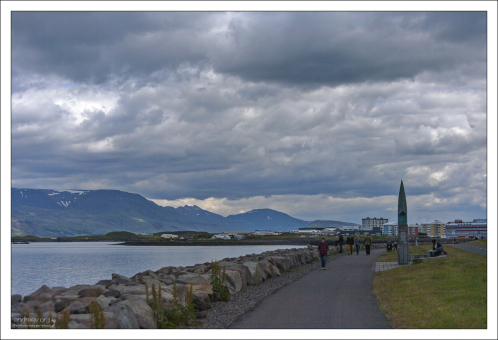 Прогулочная набережная Sculpture and Shore walk вдоль северной части Рейкьявика.