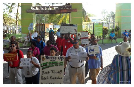 Представители местных тур-контор в порту.