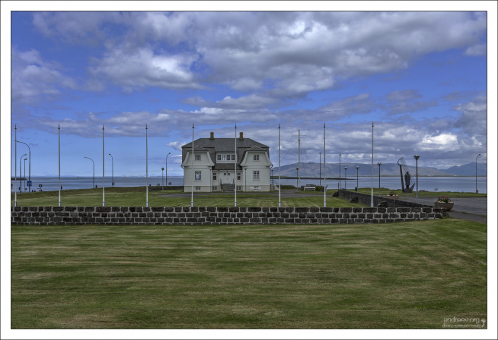 Хёвди (исл. Höfði) - старинный дом, в котором во время «Исландского саммита» 1986 года встречались Михаил Горбачёв и Рональд Рейган.