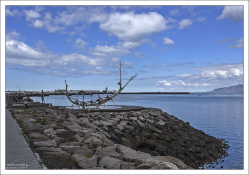 Скульптура "Солнечный странник" ("The Sun Voyager") от местного художника Йона Гуннара Арнасона.